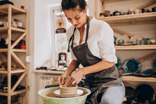 Vrouw craftmaster bij een aardewerkwinkel