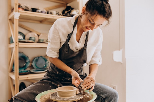 Vrouw craftmaster bij een aardewerkwinkel