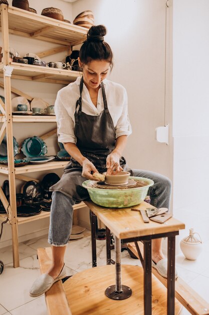 Vrouw craftmaster bij een aardewerkwinkel