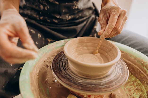 Vrouw craftmaster bij een aardewerkwinkel