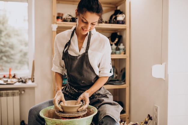 Vrouw craftmaster bij een aardewerkwinkel