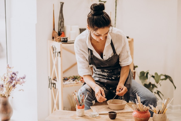 Vrouw craftmaster bij een aardewerkwinkel