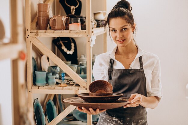 Vrouw craftmaster bij een aardewerkwinkel