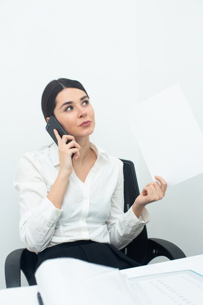 Vrouw denkt tijdens het telefonisch praten