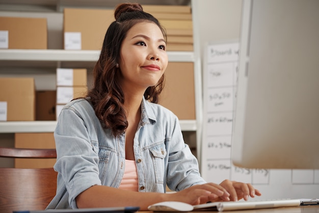 Vrouw die aan computer werkt