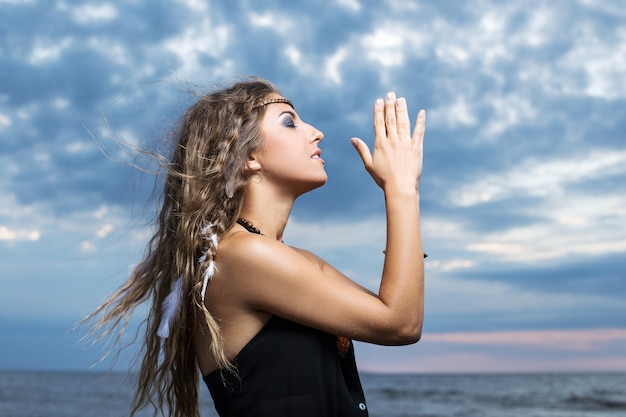 Vrouw die aan de hemel bidt