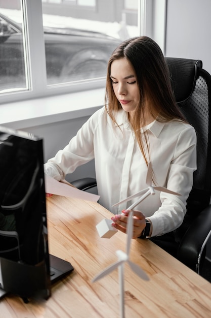 Vrouw die aan het project voor hernieuwbare energie werkt