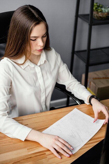 Vrouw die aan het project voor hernieuwbare energie werkt