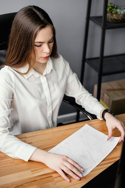 Vrouw die aan het project voor hernieuwbare energie werkt