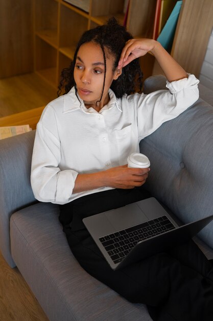 Vrouw die aan laptop hoge hoek werkt