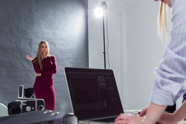 Gratis foto vrouw die aan laptop werkt en een andere vrouw het stellen