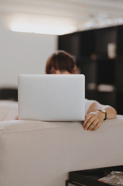 Vrouw die aan laptop werkt