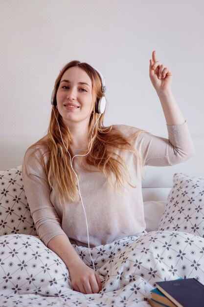 Vrouw die aan muziek luistert en benadrukt