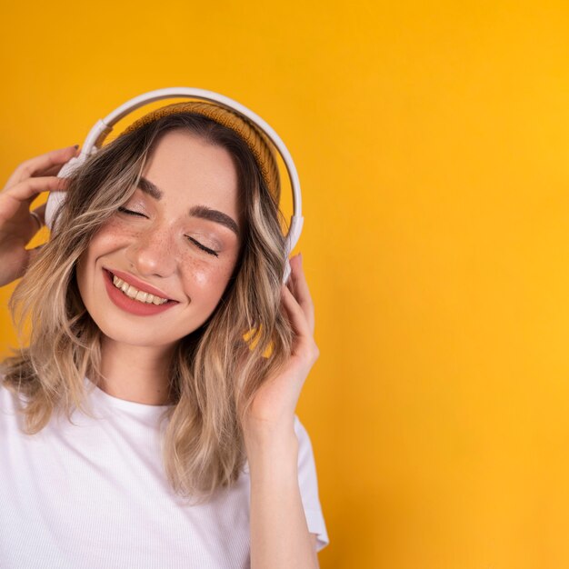 Vrouw die aan muziek luistert