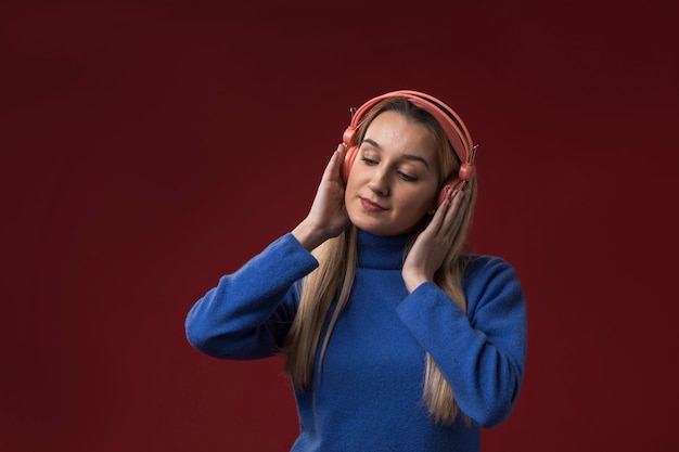 Vrouw die aan muziek op hoofdtelefoons luistert