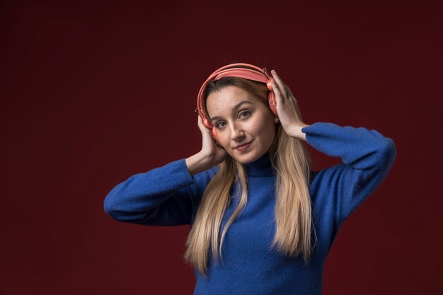 Vrouw die aan muziek op hoofdtelefoons luistert