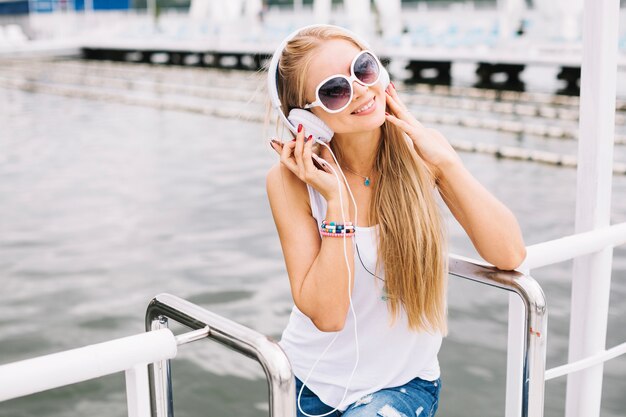 Vrouw die aan muziek op ladder luistert