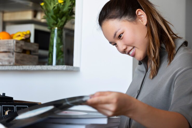 Gratis Foto vrouw die aan muziek thuis luistert