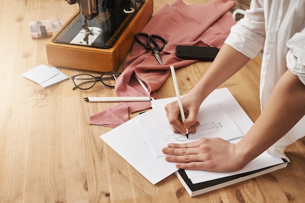 vrouw die aantekeningen maakt op notebook