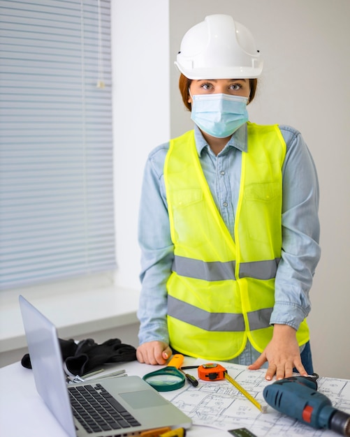 Vrouw die als ingenieur werkt