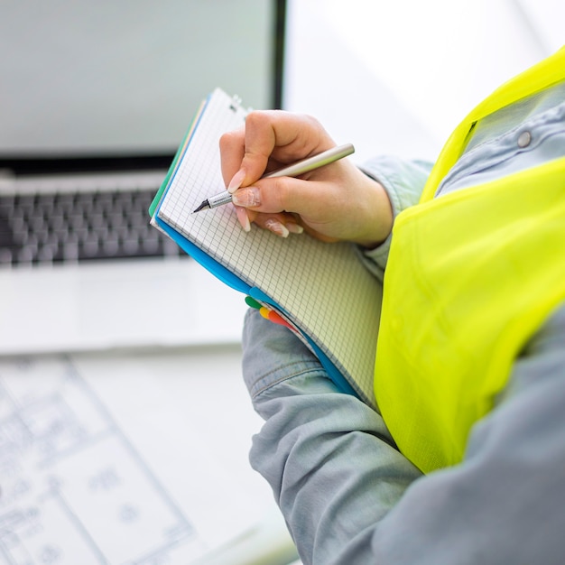 Vrouw die als ingenieur werkt