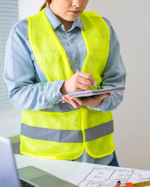 Vrouw die als ingenieur werkt