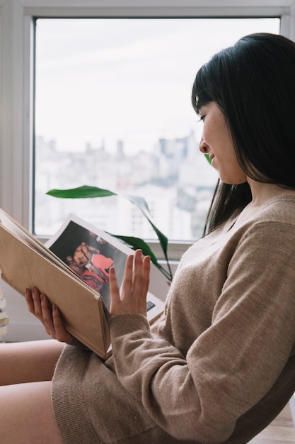 Vrouw die beelden in boek bekijkt