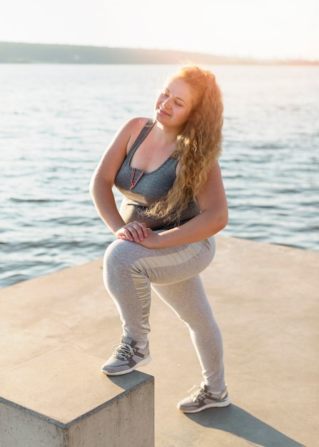 Vrouw die bij het meer uitoefent