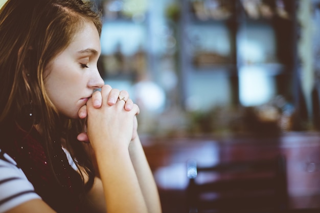 Vrouw die bij kerk bidt