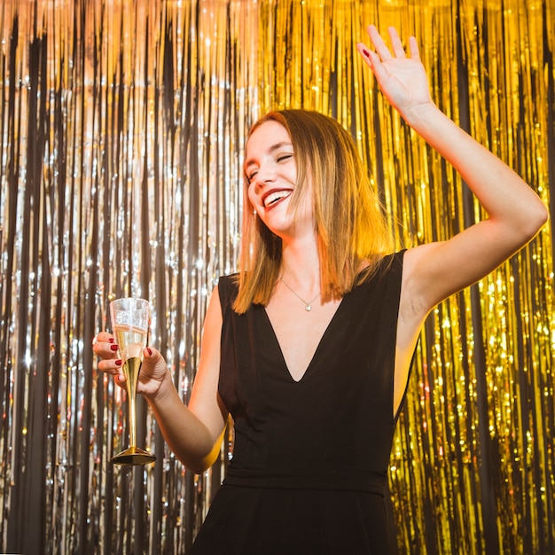 Vrouw die bij nieuwe jaarvieringen danst