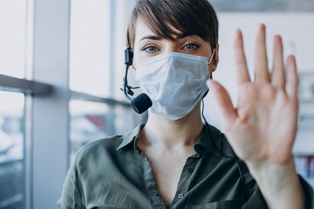 Vrouw die bij verslagstudio werkt en masker draagt