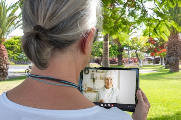 Gratis foto vrouw die binnenshuis een videogesprek voert