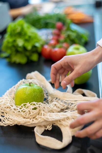 Vrouw die boodschappen controleert