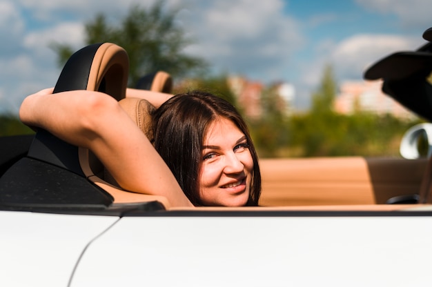 Vrouw die camera dicht omhoog bekijkt