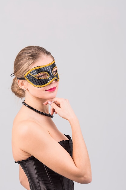 Vrouw die Carnaval-masker draagt