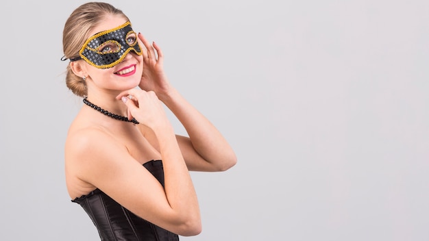 Vrouw die Carnaval-masker draagt