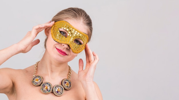 Vrouw die Carnaval-masker draagt