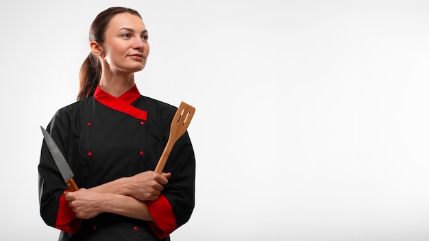 Vrouw die chef-kokkleding draagt