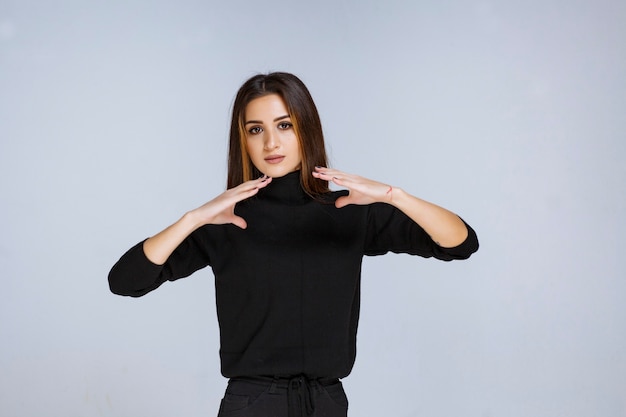 Vrouw die de geschatte afmetingen van een object laat zien.