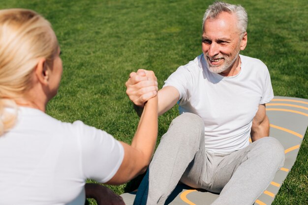 Vrouw die de man helpt op te staan