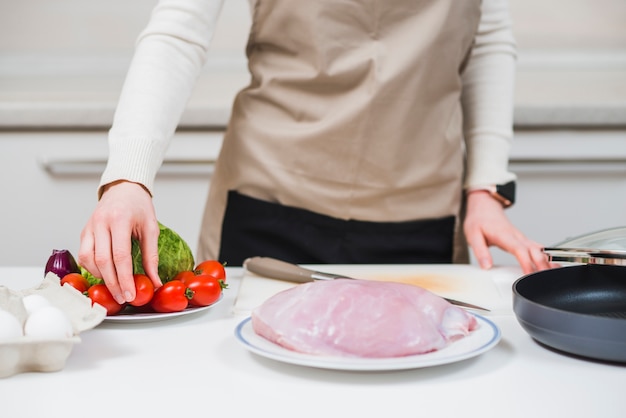 Vrouw die de schotel van Turkije voorbereidt