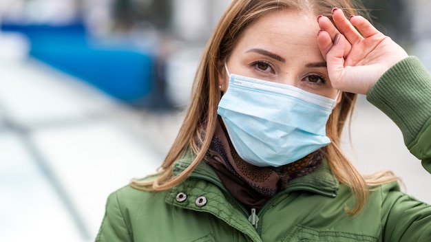 Vrouw die de straat loopt en een masker draagt