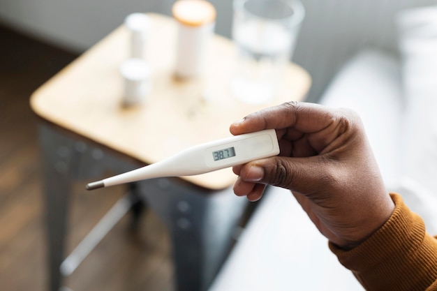 Gratis foto vrouw die de temperatuur van haar vriend op een thermometer bekijkt