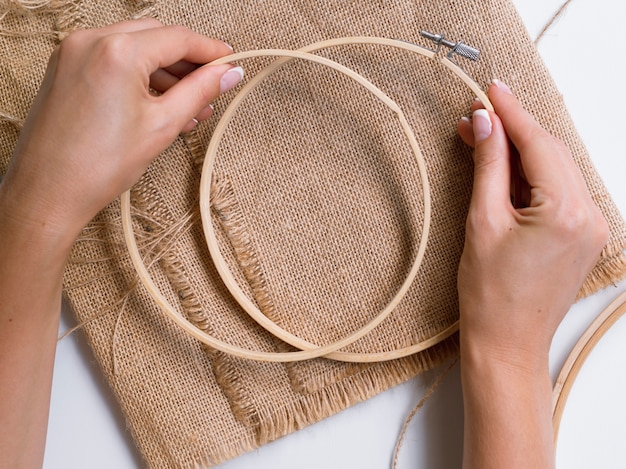 Vrouw die decoratie met houten ringen maakt