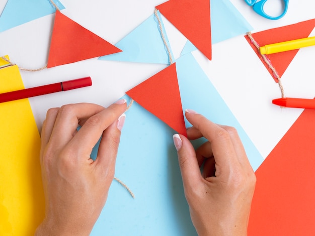 Vrouw die decoratie met rood en blauw document maakt