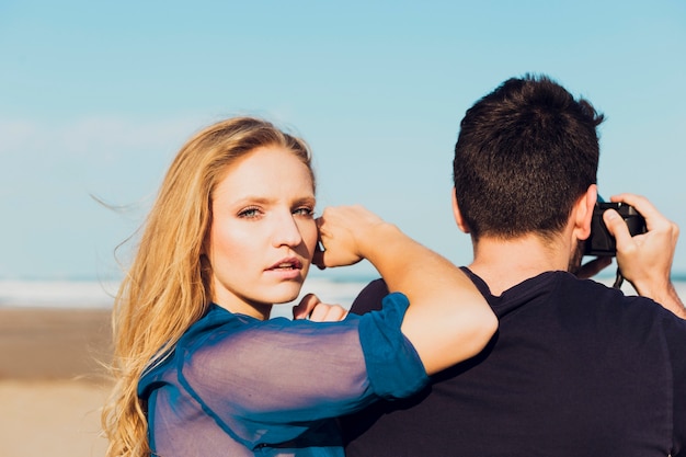 Gratis foto vrouw die dichtbij mens beelden neemt