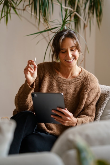 Vrouw die digitale tablettechnologie gebruikt