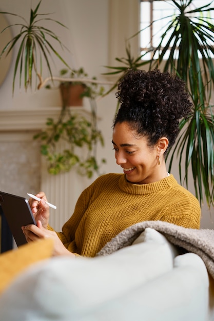 Vrouw die digitale tablettechnologie gebruikt