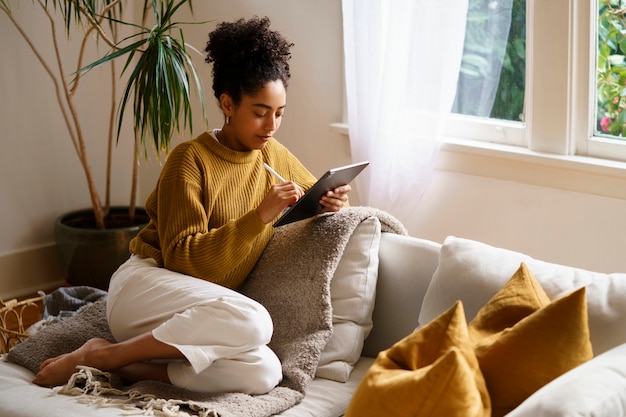 Gratis foto vrouw die digitale tablettechnologie gebruikt