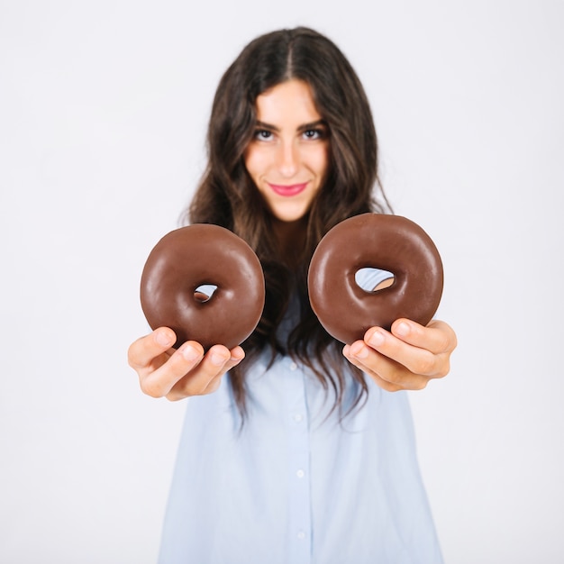 Gratis foto vrouw die donuts toont